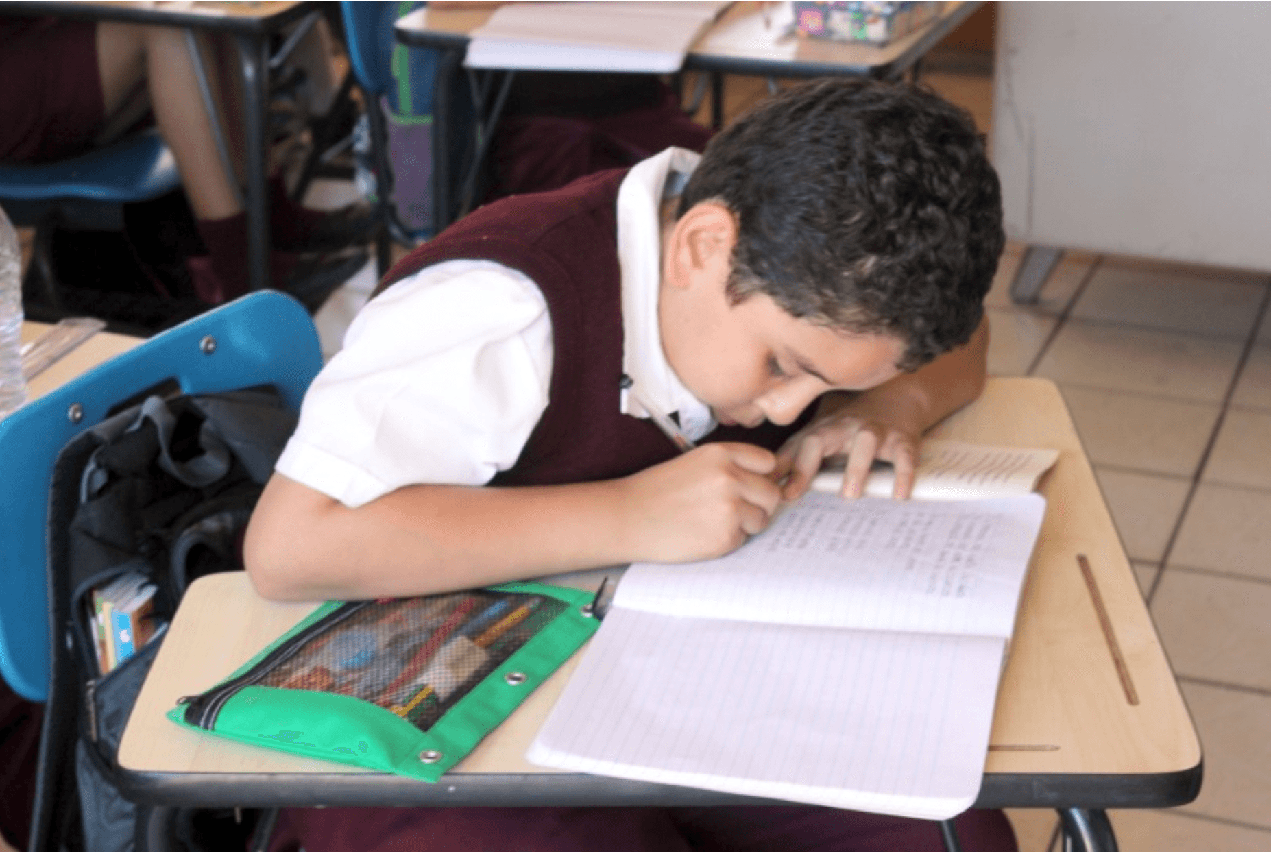 Niño realizando actividades escolares del programa Fortaleciendo Valores